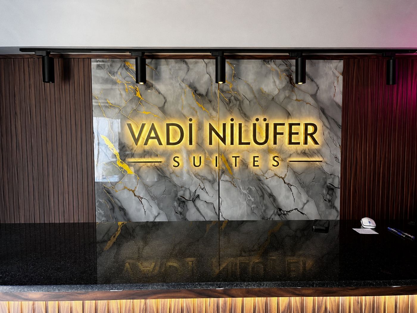 Vadi Nilüfer Suites resepsiyon tabelası
