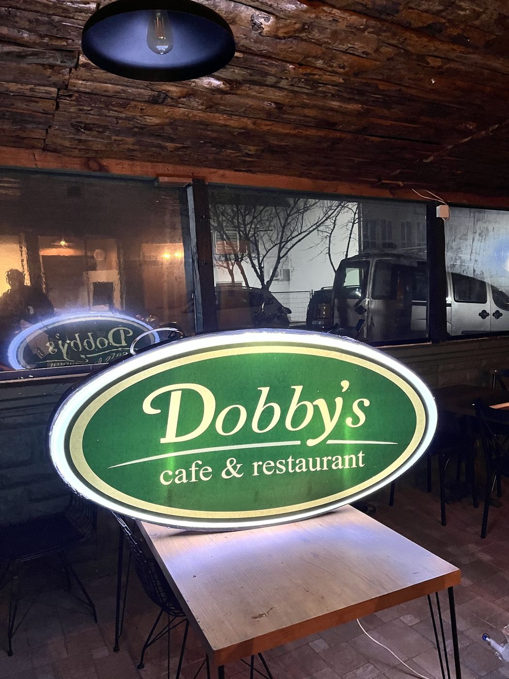 Dobby's Cafe Restaurant tabelası
